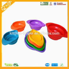 Cubiertas de medición plegables vendedoras calientes del silicón de la novedad de la cocina colorida